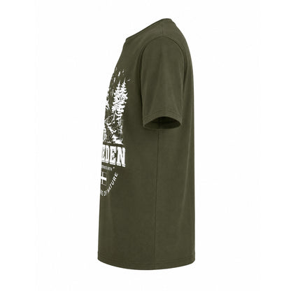 Grön T-shirt med älgmotiv och texten "Sweden – Wilderness with the spirit of nature" i vitt. Sedd från sidan 