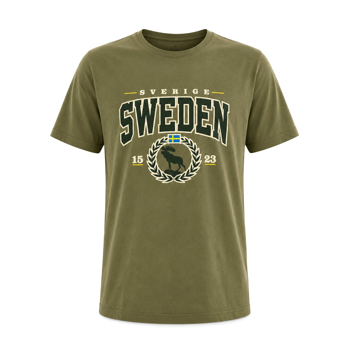 Kakigrön T-shirt med älgmotiv och texten "Sweden", tillverkad i 100% bomull – en bekväm och snygg souvenir med vildmarkskänsla.