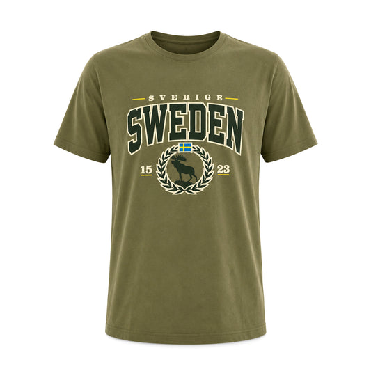 Kakigrön T-shirt med älgmotiv och texten "Sweden", tillverkad i 100% bomull – en bekväm och snygg souvenir med vildmarkskänsla.