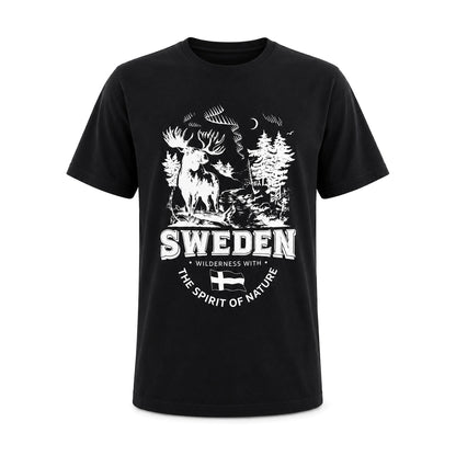 Klassisk svart T-shirt med stilfullt älgmotiv och texten  "SWEDEN - WILDERNESS WITH THE SPIRIT OF NATURE". 