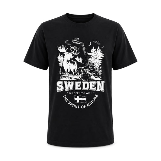 Klassisk svart T-shirt med stilfullt älgmotiv och texten  "SWEDEN - WILDERNESS WITH THE SPIRIT OF NATURE". 
