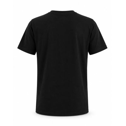 Klassisk svart T-shirt med stilfullt älgmotiv och texten  "SWEDEN - WILDERNESS WITH THE SPIRIT OF NATURE". Sedd bakifrån