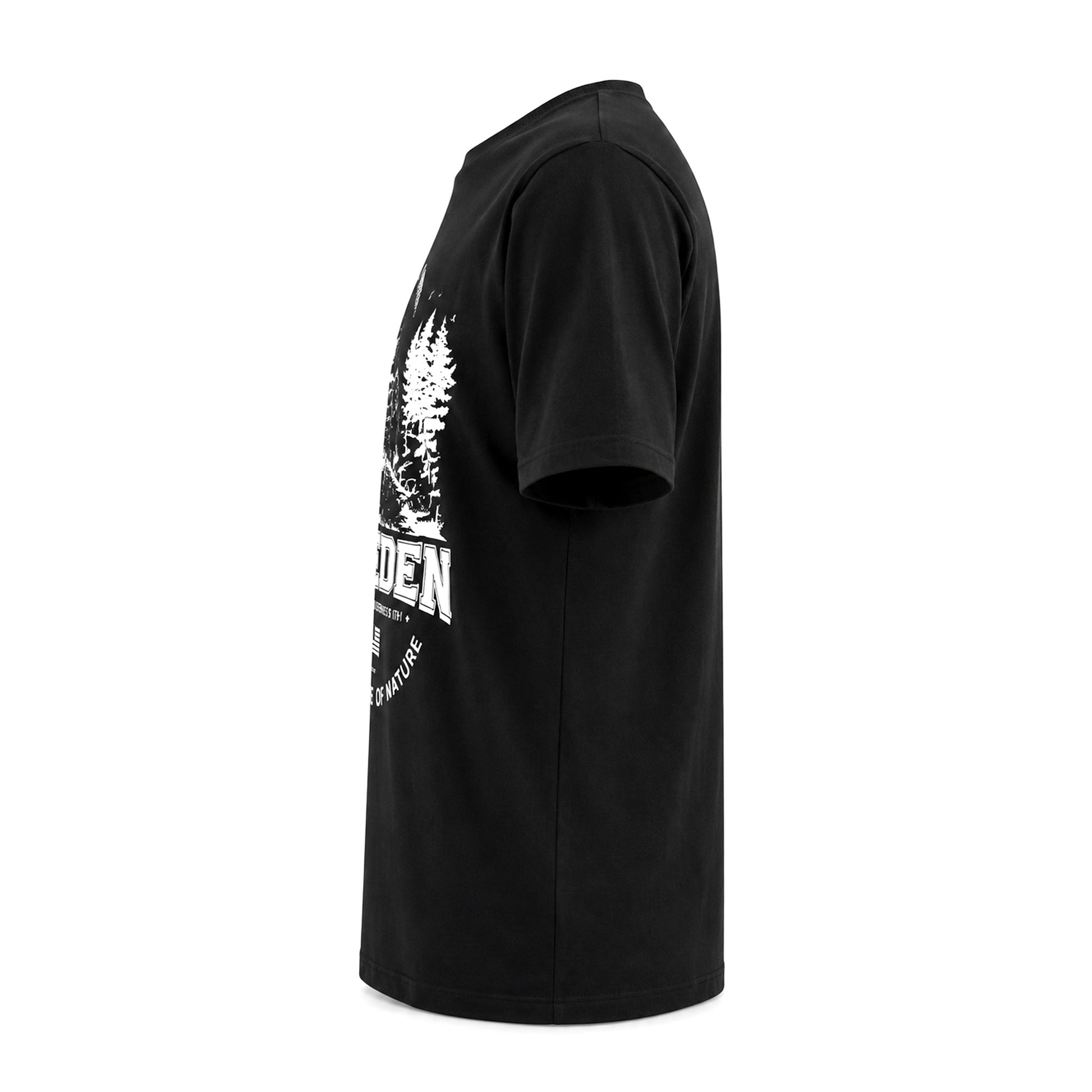 Klassisk svart T-shirt med stilfullt älgmotiv och texten  "SWEDEN - WILDERNESS WITH THE SPIRIT OF NATURE". Sedd från sidan.
