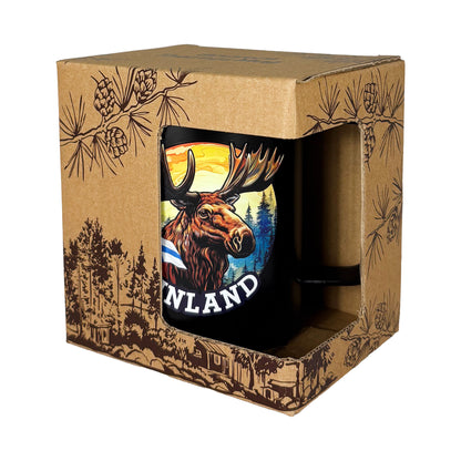 Svart termosmugg med älgillustration och texten "Finland" – stilren souvenir med nordisk känsla. Visas här i sin förpackning snett framifrån. 