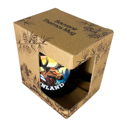 Svart termosmugg med älgillustration och texten "Finland" – stilren souvenir med nordisk känsla. Visas här i sin förpackning snett uppifrån. 