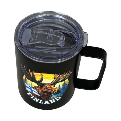 Svart termosmugg med älgillustration och texten "Finland", fotograferad snett uppifrån med tydlig vy av locket.