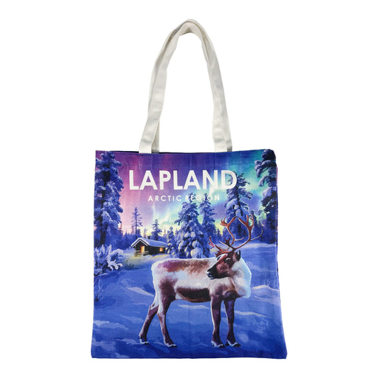 Tygkasse med motiv av en ren i ett vintrigt Lappland-landskap, med norrsken i bakgrunden.