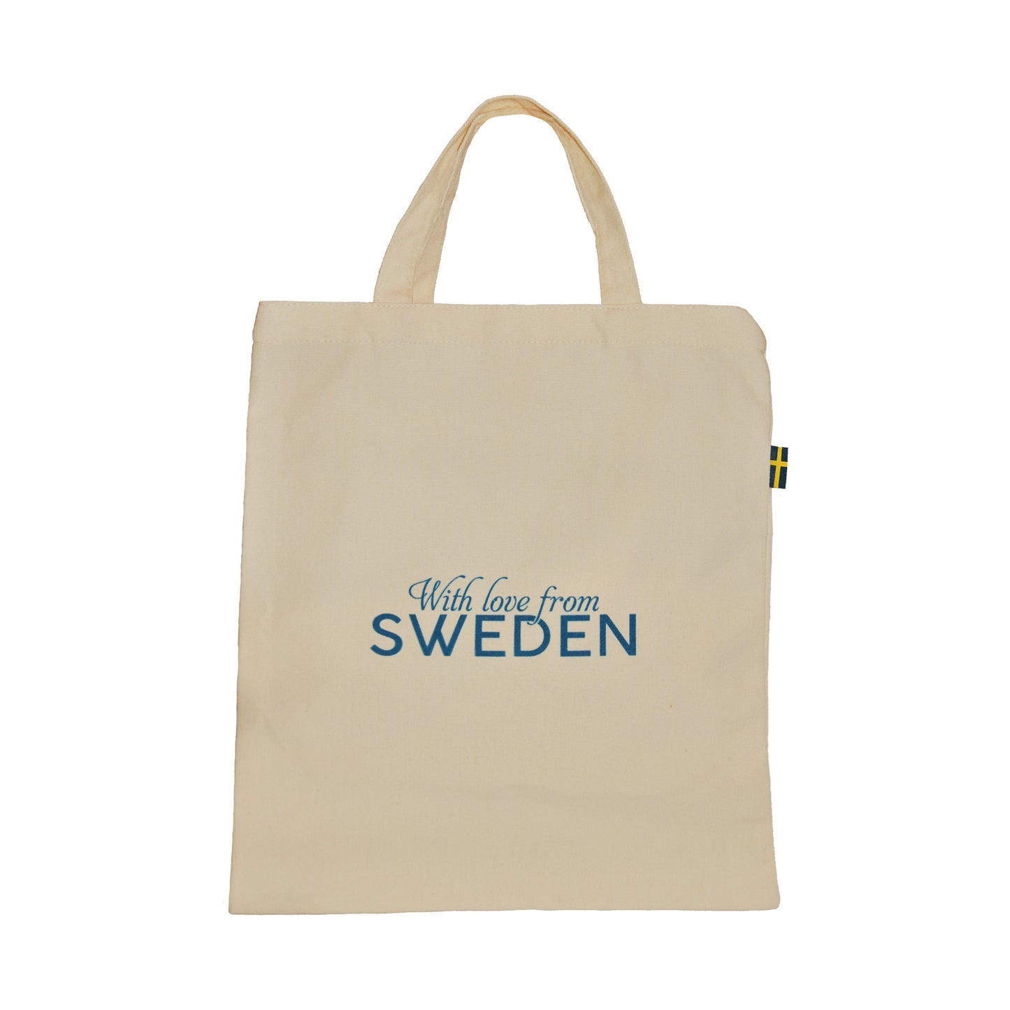 Baksida av tygkasse med texten "With love from SWEDEN" i blått. På höger sida av kassen finns en liten svensk flagga fastsydd. 
