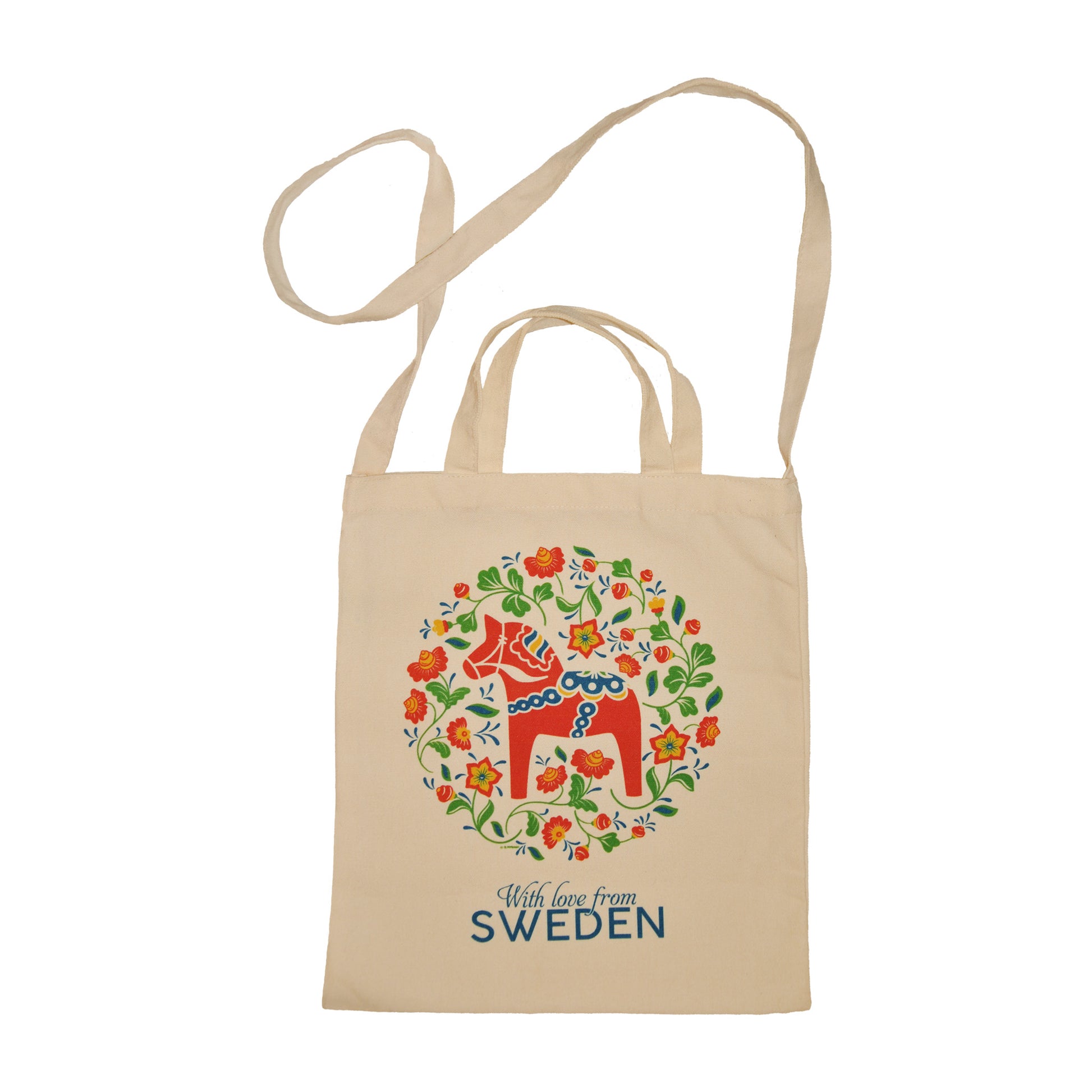 Tygkasse med klassisk dalahäst, texten "with love from Sweden", blommor och svensk flagga i kanten. Kassen har både korta och långa band för flera bärmöjligheter, praktisk och stilren – perfekt som souvenir eller present från Sverige.