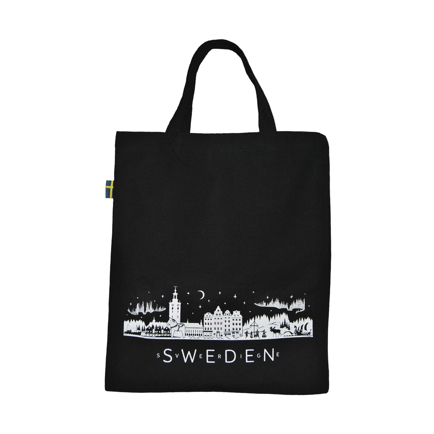 Svart tygkasse med vit skyline som visar typiska svenska motiv, bland annat älg, midsommarstång, sjöbodar, Stockholms stadshus och vikingaskepp. Texten "Sweden" och "Sverige" pryder kassen, och kanten är dekorerad med den svenska flaggan.