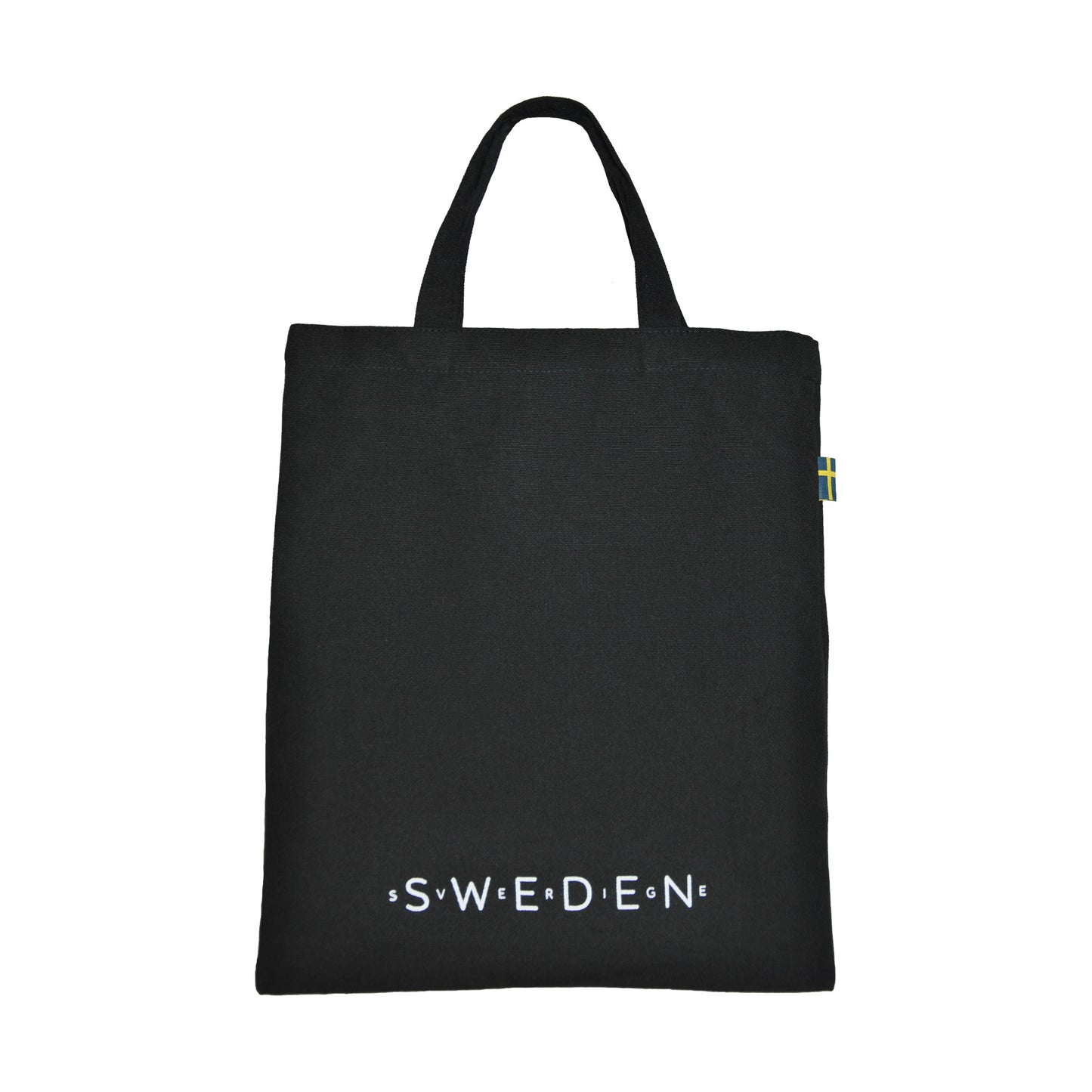 Baksida av svart tygkasse, dekorerad med texten "SWEDEN" och "Sverige" i vitt. 