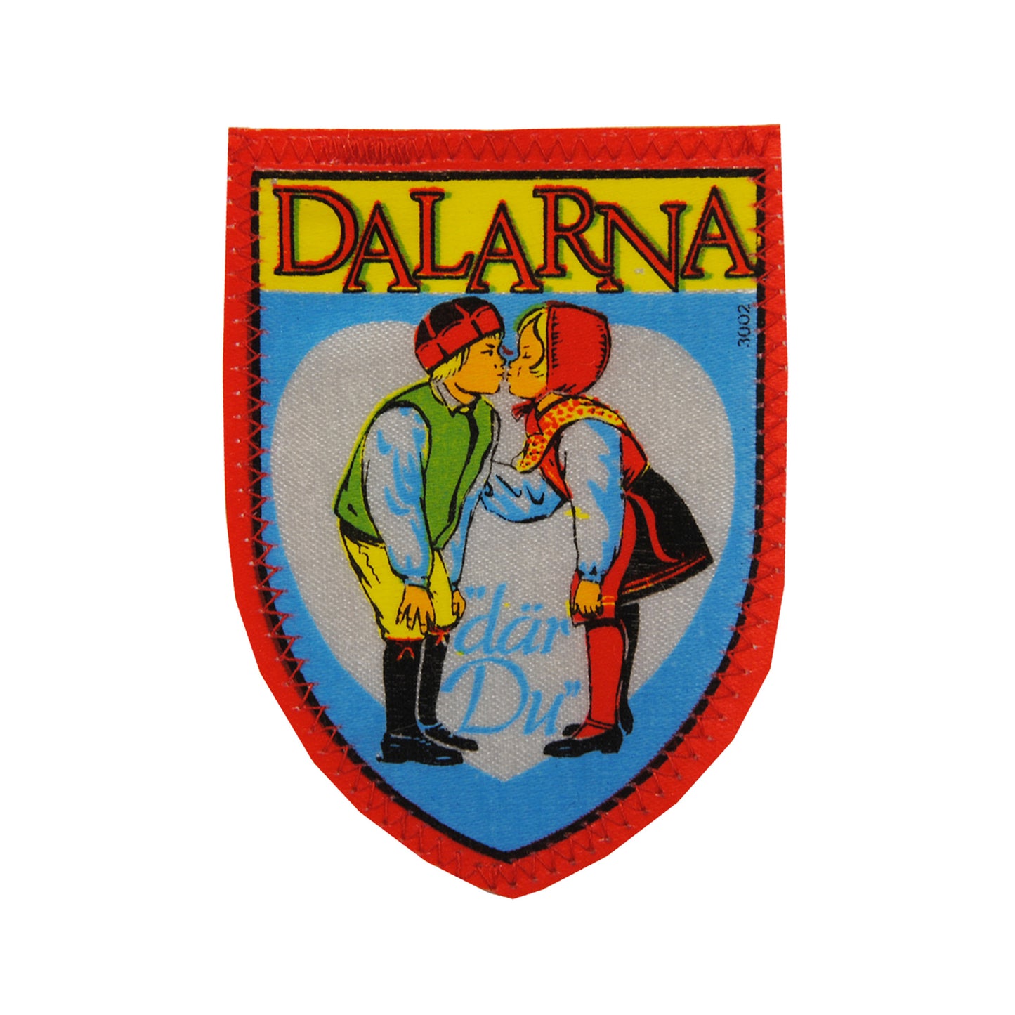 Tygmärke med motiv av två barn som pussas och texten "Dalarna" i vintage stil. Souvenirmärke som måste sys fast.