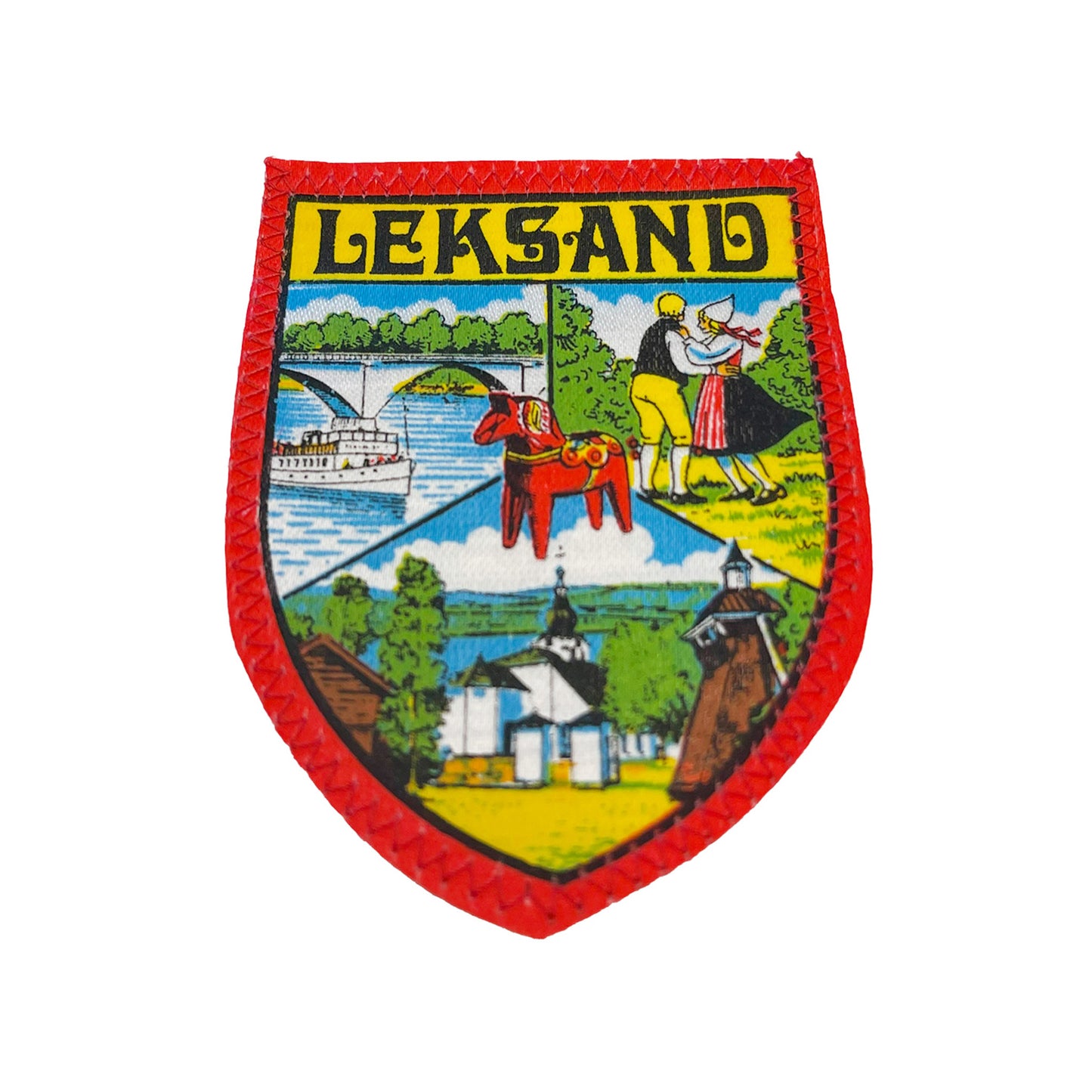 Tygmärke med tre olika motiv från Leksand – klassiskt souvenirmärke i vintage stil, 60x82 mm, perfekt att sy fast på jacka, väska eller ryggsäck.
