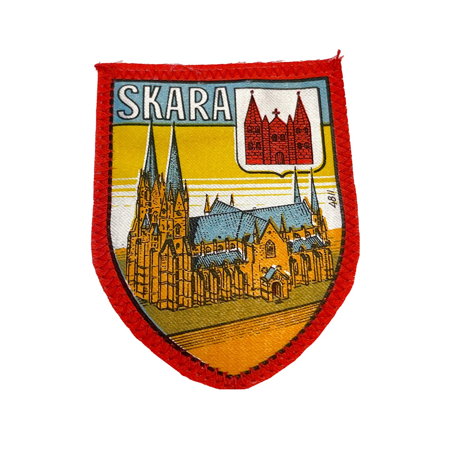 Tygmärke med motiv av Skara Domkyrka – klassiskt souvenirmärke i vintage stil, 60x82 mm, med nostalgisk känsla. Perfekt att sy fast på jacka eller väska.
