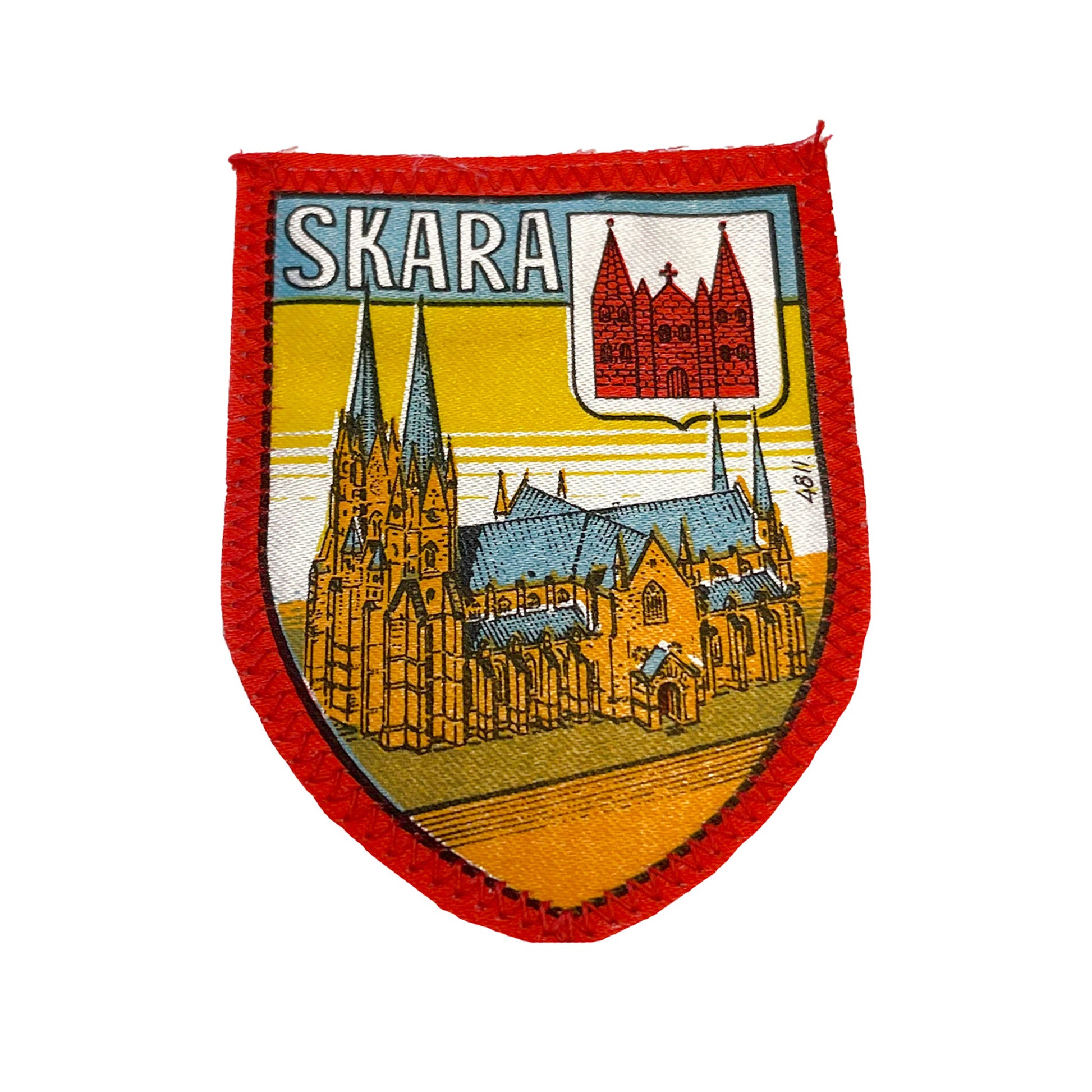 Tygmärke med motiv av Skara Domkyrka – klassiskt souvenirmärke i vintage stil, 60x82 mm, med nostalgisk känsla. Perfekt att sy fast på jacka eller väska.