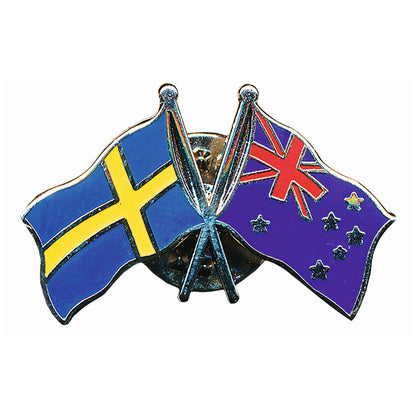 Vänskapspin i emalj med svenska och australiensiska flaggan bredvid varandra