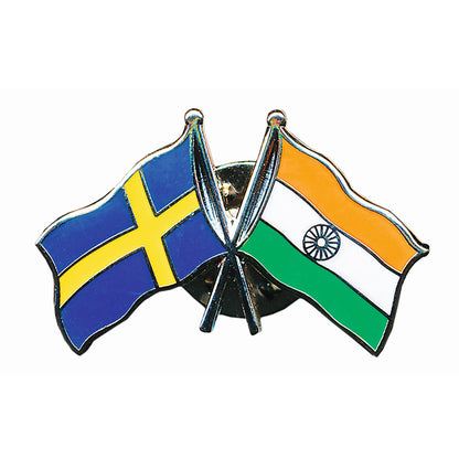 Vänskapspin i emalj med svenska och indiska flaggan bredvid varandra.