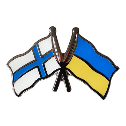 Vänskapspin i emalj med finska och ukrainska flaggan bredvid varandra