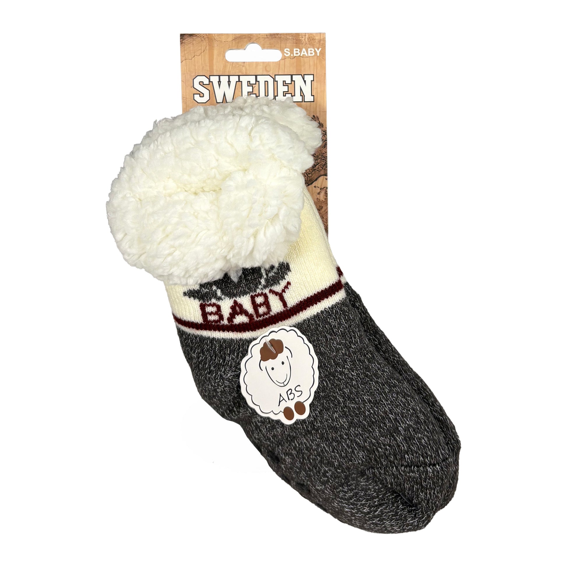 Grå och vita fluffiga babysockor med söt älg, texten 'baby'. Visas här med ljusbrun hängetikett med texten "SWEDEN". Uppe i höger hörn återfinns sockans storlek. 