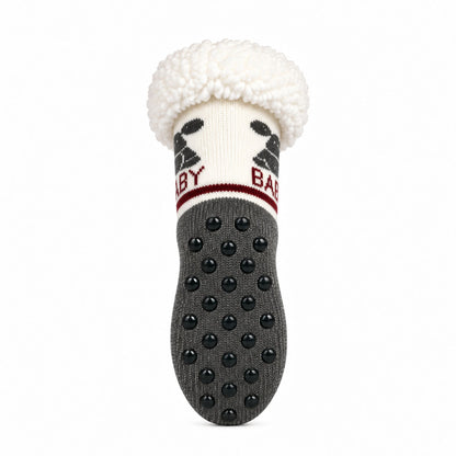 Halkskyddet (ABS-sulan) under fluffig socka i grått och vitt med motiv av en söt älg och texten Baby. 