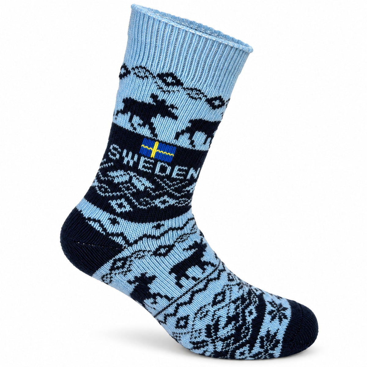 Ljusblå stickad socka med mörkblått älgmönster, texten SWEDEN och liten svensk flagga. Mjuk och mysig med svensk känsla.