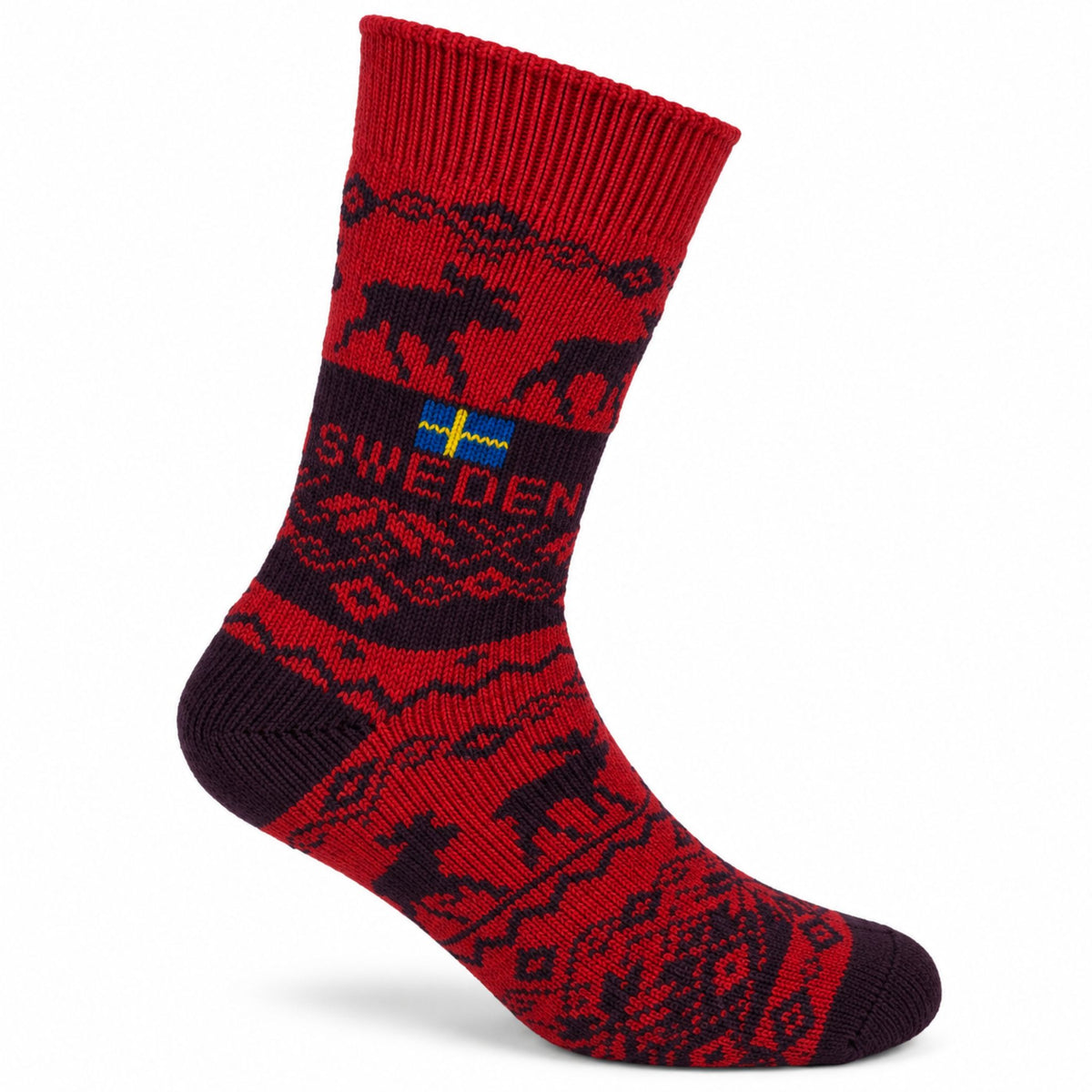 Röd stickad socka med vinrött älgmönster, texten SWEDEN och svensk flagga. Mysig och varm strumpa. 