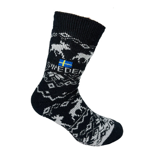 Svart stickad socka med grått älgmönster, texten SWEDEN och svensk flagga. Varm och mysig vinterfavorit.