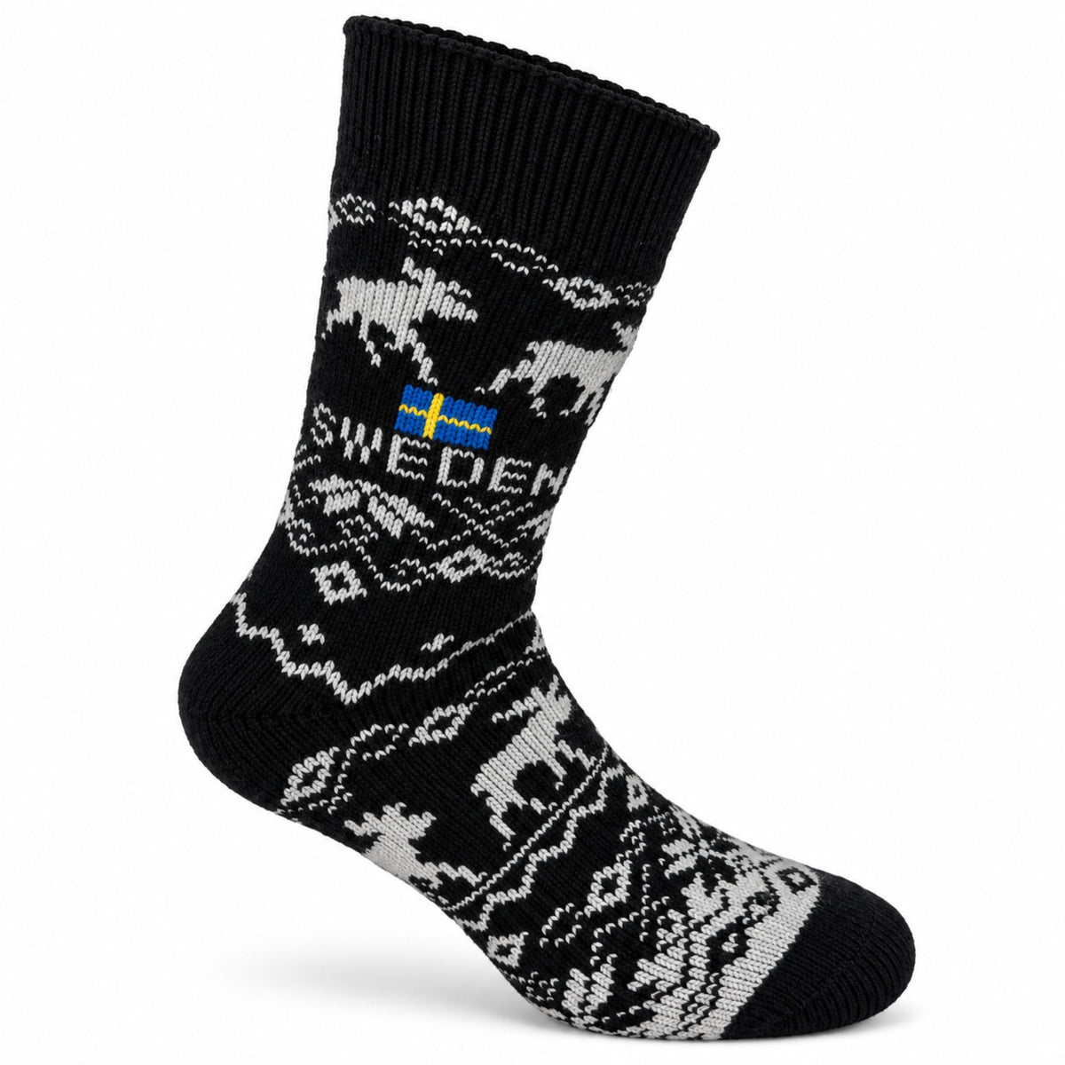 Svart stickad socka med grått älgmönster, texten SWEDEN och svensk flagga. Varm och mysig vinterfavorit.