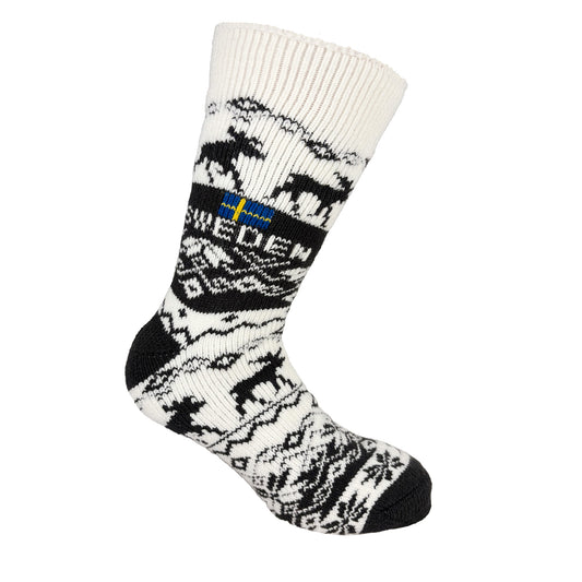 Vit stickad socka med svart älgmönster, texten SWEDEN och svensk flagga. Varm och stilren socka. 