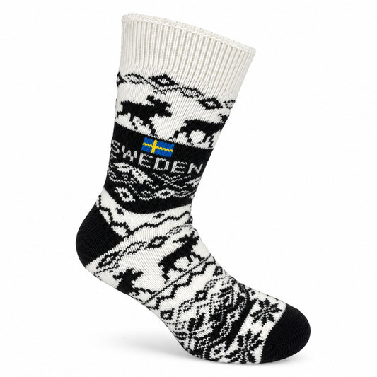 Vit stickad socka med svart älgmönster, texten SWEDEN och svensk flagga. Varm och stilren socka. 