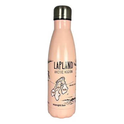Rosa vattenflaska sedd framifrån med texten "Lapland Arctic Region", en illustration av midnattssolen och en karta över norra Skandinavien med markerad polcirkel.