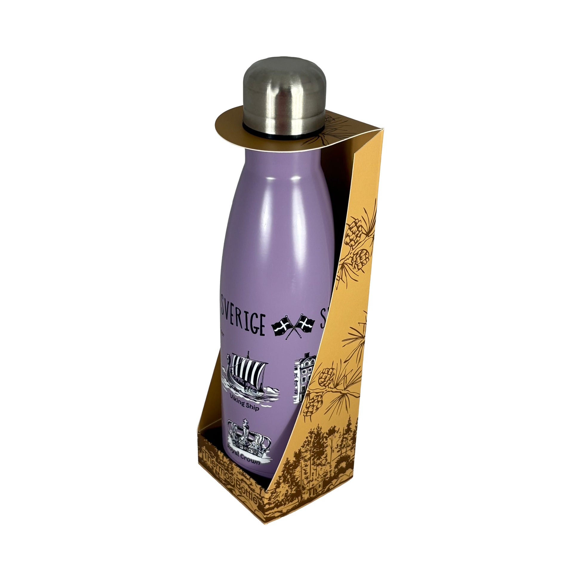 Lila vattenflaska med texten "Sweden" och svartvita illustrationer av Gamla Stan, en dalahäst och Lapporten. Visas här i sin förpackning. 