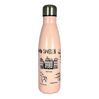 Rosa vattenflaska med svartvita illustrationer och texten "Sweden". Motiven inkluderar bland annat en dalahäst, älg, gamla stan och svenska flaggor.