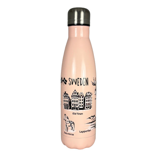 Rosa vattenflaska med svartvita illustrationer och texten "Sweden". Motiven inkluderar bland annat en dalahäst, älg, gamla stan och svenska flaggor.