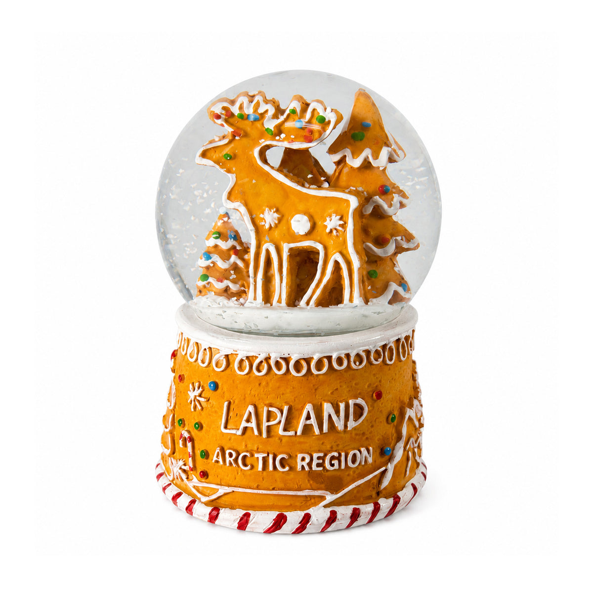 Brun vattenglob med sockel som ser ut som pepparkaka med texten "Lapland Arctic region" och färgglada juldekorationer. Glob i glas med pepparkaksren, snötäckta granar och färgglada juldekorationer. 