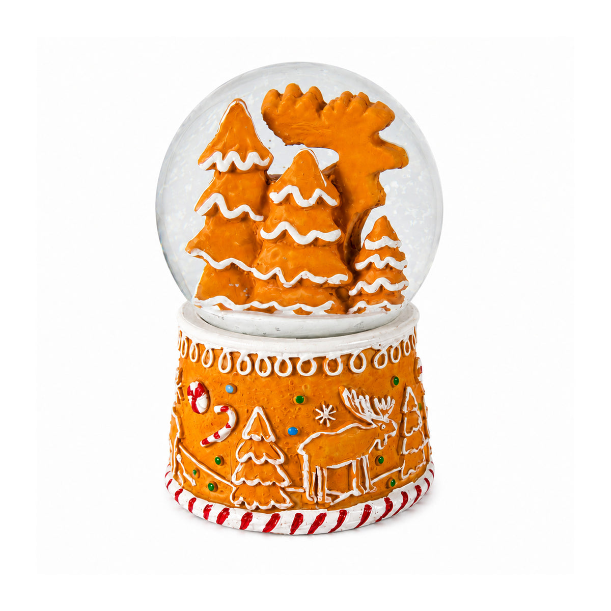 Baksidan av brun vattenglob med sockel som ser ut som pepparkaka med texten "Lapland Arctic region" och färgglada juldekorationer. Glob i glas med pepparkaksren, snötäckta granar och färgglada juldekorationer. 