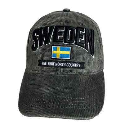 Grå vaxad keps med 3D-flagga, texten "Sweden" och "The true north country"  sedd framifrå. En keps med unik och distinkt struktur.