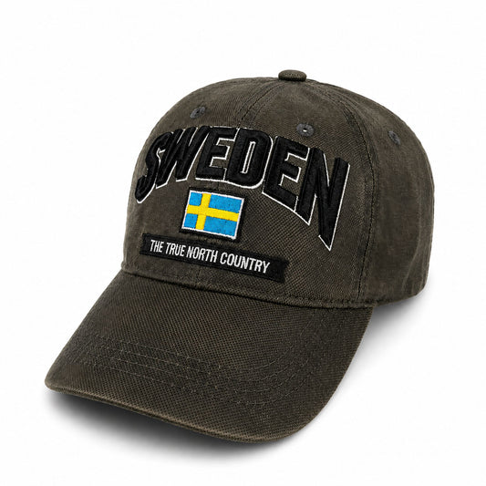 Grå vaxad keps med 3D-flagga, texten "Sweden" och "The true north country" på framsidan – en keps med unik struktur som verkligen sticker ut.