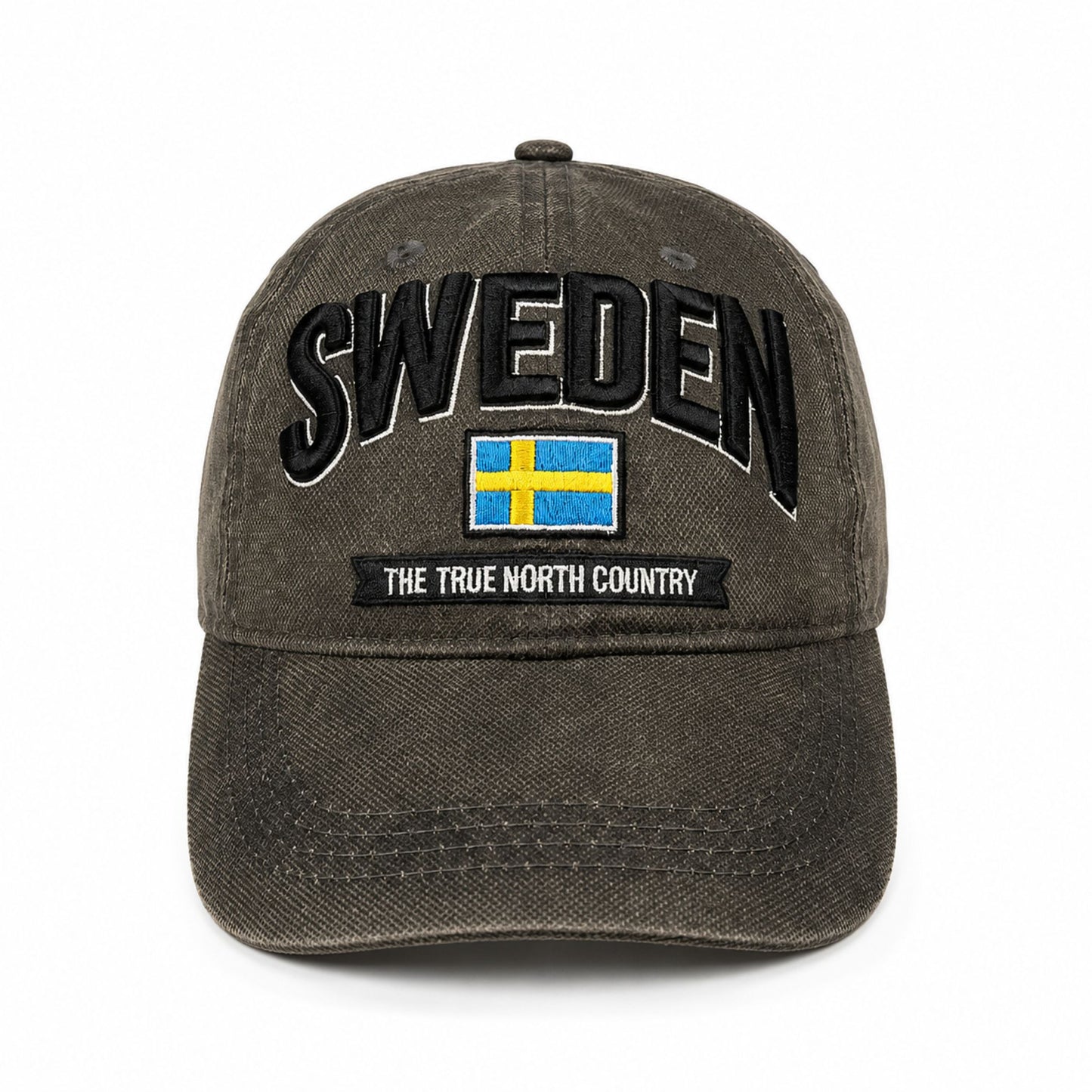 Grå vaxad keps med 3D-flagga, texten "Sweden" och "The true north country"  sedd framifrå. En keps med unik och distinkt struktur.