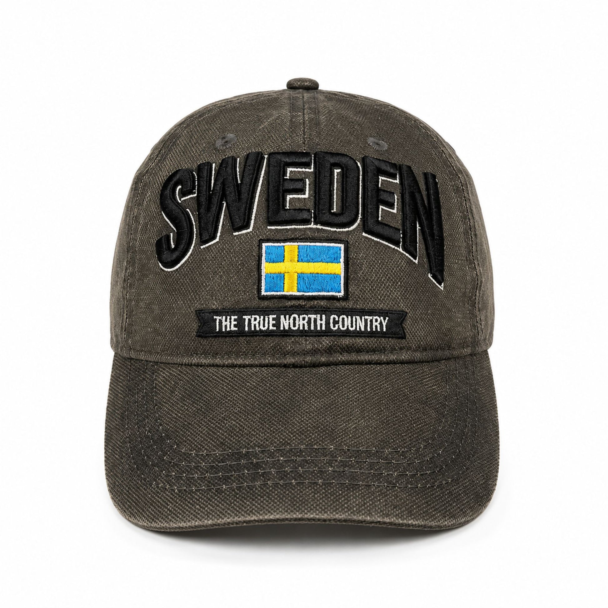 Grå vaxad keps med 3D-flagga, texten "Sweden" och "The true north country"  sedd framifrå. En keps med unik och distinkt struktur.