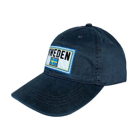 Blå vaxad keps med svensk flagga och texten "SWEDEN".