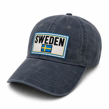 Blå vaxad keps med svensk flagga och texten "SWEDEN".