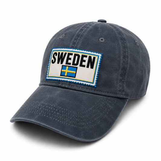Blå vaxad keps med svensk flagga och texten "SWEDEN".