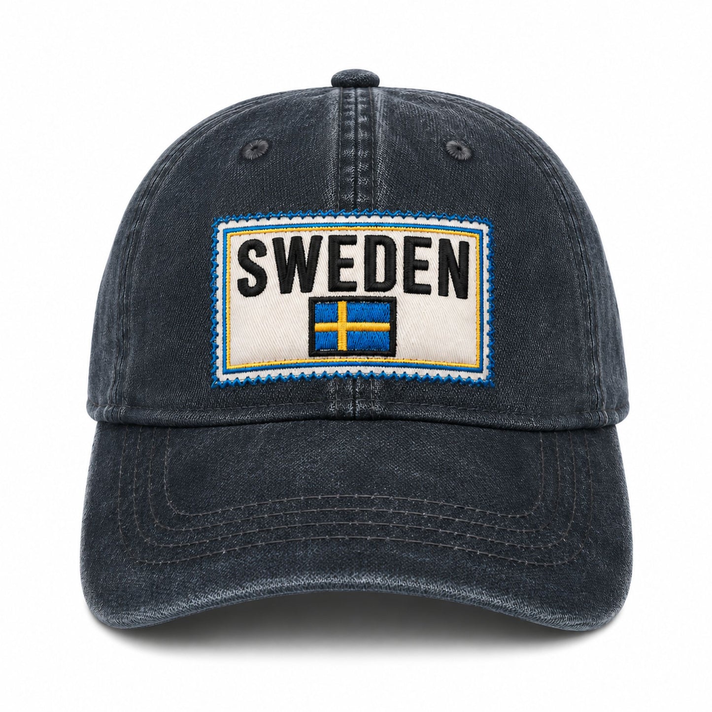 Blå vaxad keps med svensk flagga och texten "SWEDEN". Sedd rakt framifrån.