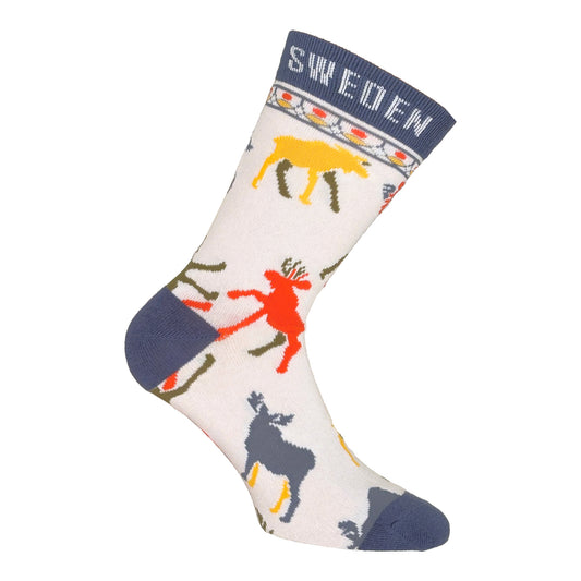 Vit strumpa med blå häl och tå, samt en blå rand högst upp med texten "Sweden". Dekorerad med färgglada älgar – en lekfull och traditionell svensk souvenirstrumpa.
