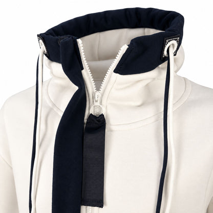 Närbild på kragen och remmen med texten FINLAND och finska koordinater på vit Zipper Hoodie. 