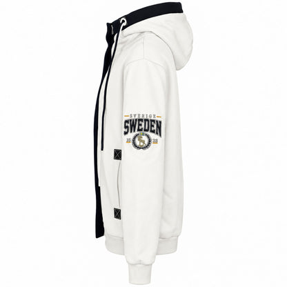 Vit Zipper Hoodie sedd från sidan med marinblå detaljer och tryck på ärmen.